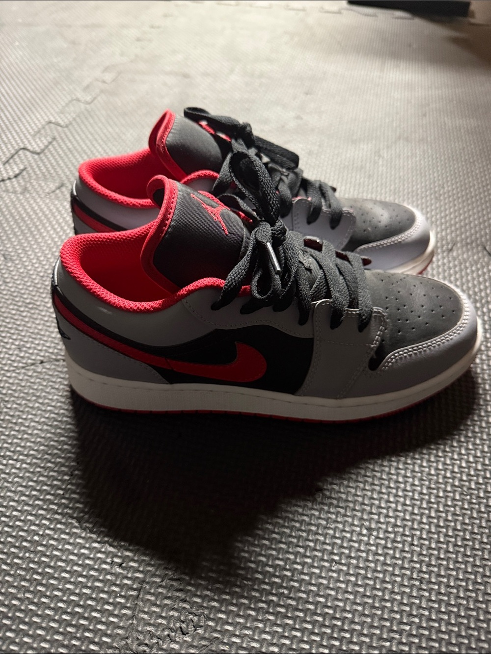 Nike Kids Low-Top Sneakers in Gray, Black and Red
